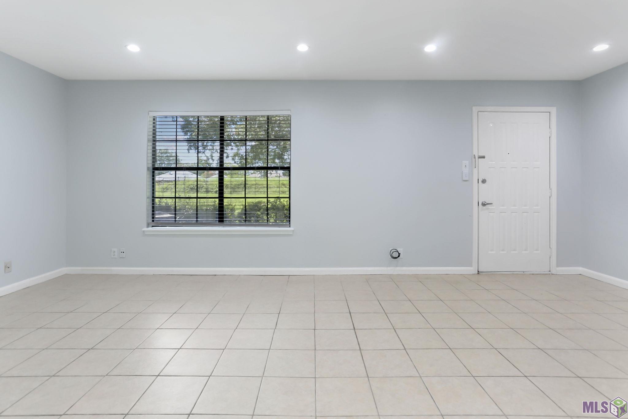 2452 Shadowbrook Drive Baton Rouge, LA 70816 - Photo 4 of 23 View of living room from hallway