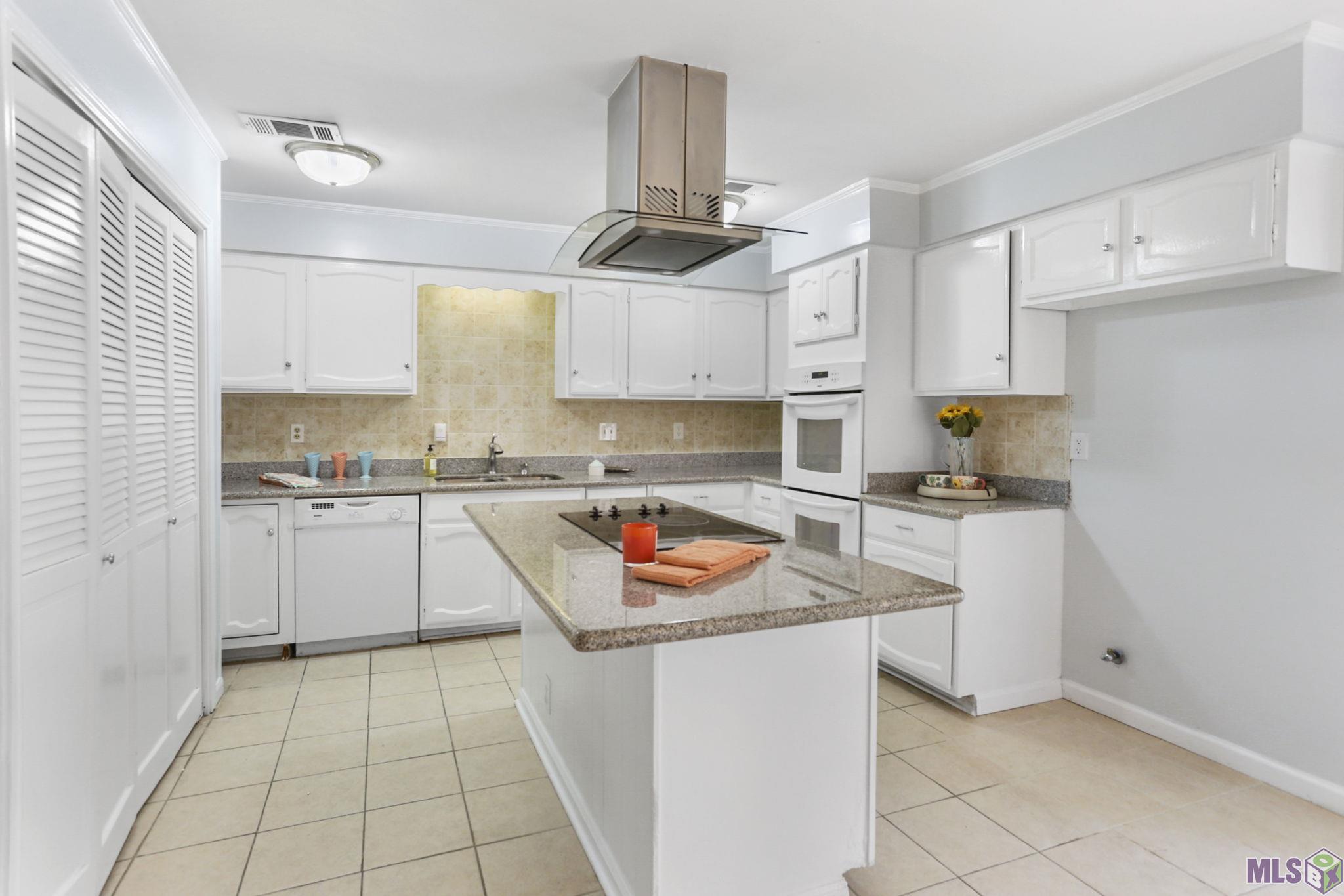2452 Shadowbrook Drive Baton Rouge, LA 70816 - Photo 9 of 23 Kitchen w/ island & Granite counters