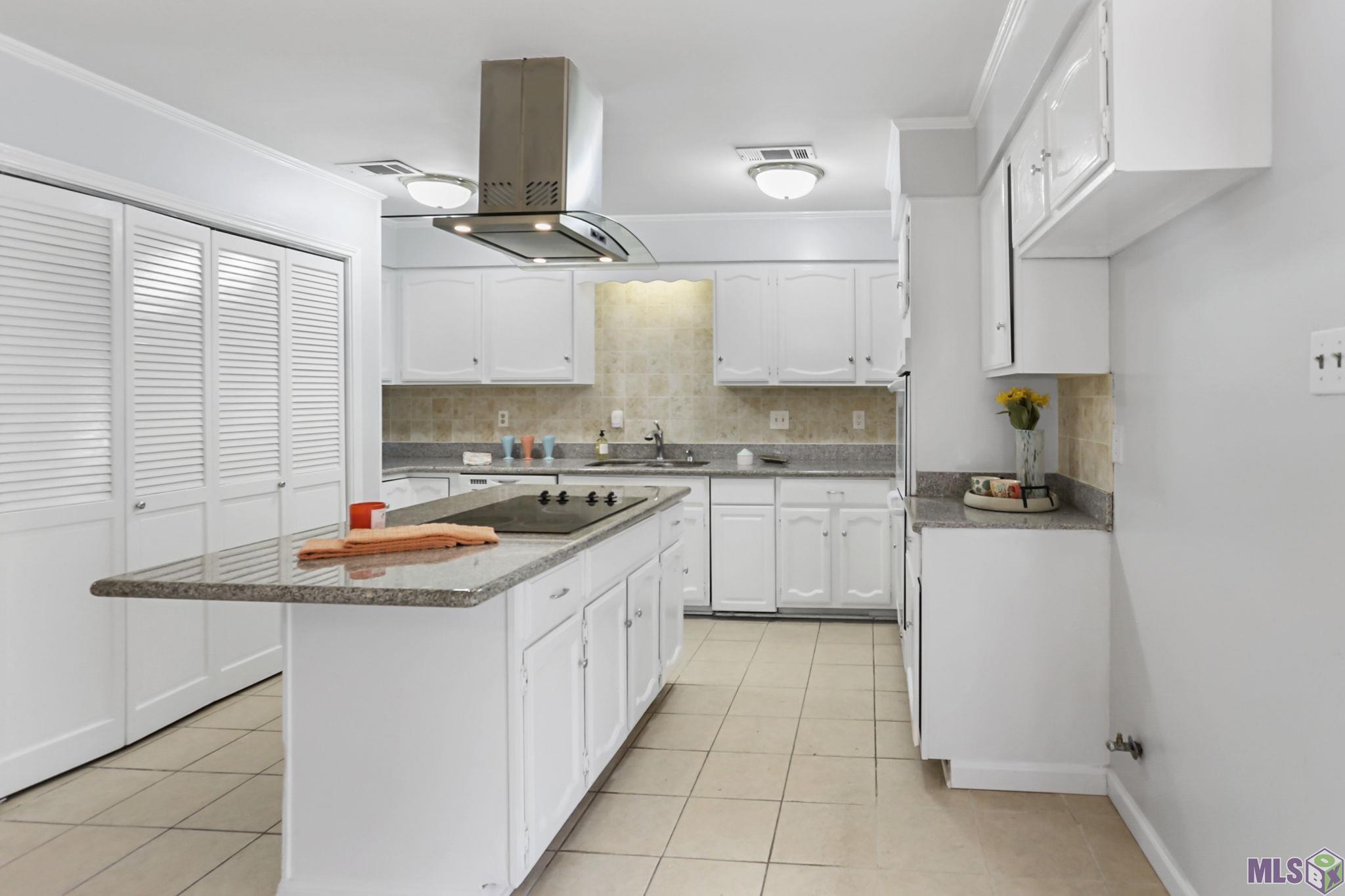 2452 Shadowbrook Drive Baton Rouge, LA 70816 - Photo 10 of 23 Slab granite counters