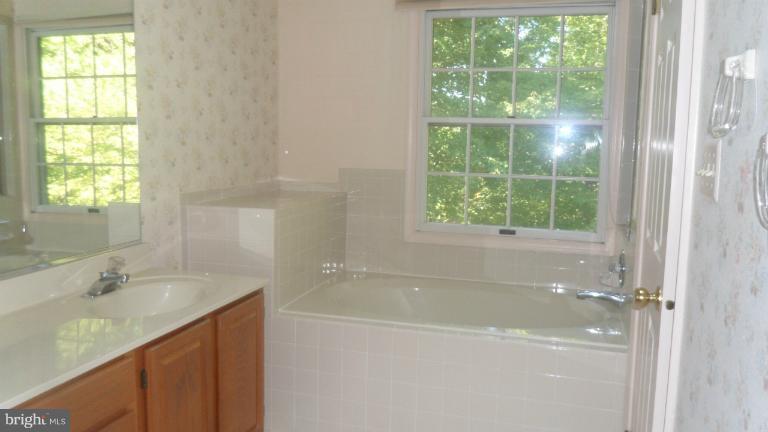 9240 Ispahan Loop Laurel, MD 20708 - Photo 15 of 16 Bath