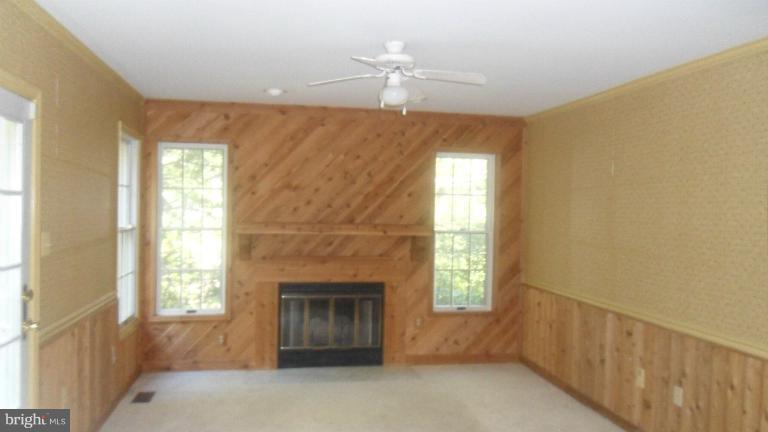 9240 Ispahan Loop Laurel, MD 20708 - Photo 4 of 16 Family Room