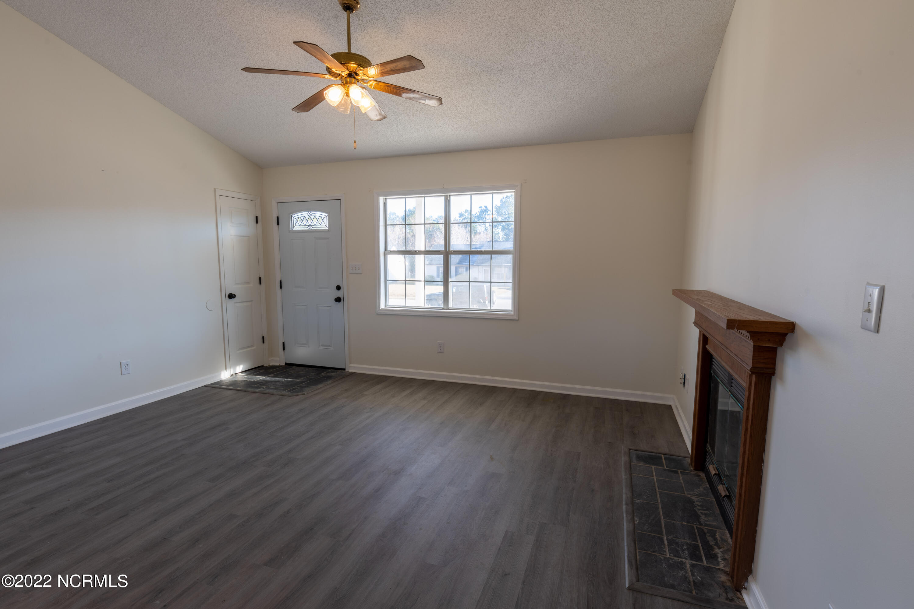 135 Parnell Road Hubert, NC 28539 - Photo 3 of 19 Living Room