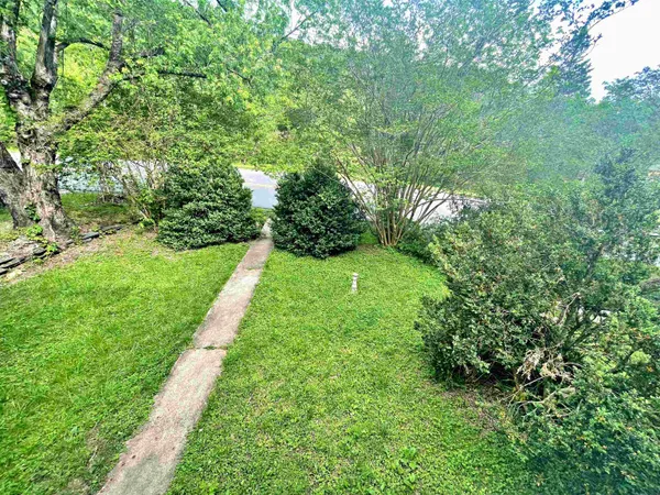 a view of yard with green space