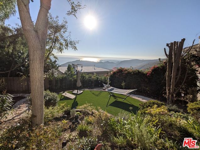 a view of a backyard