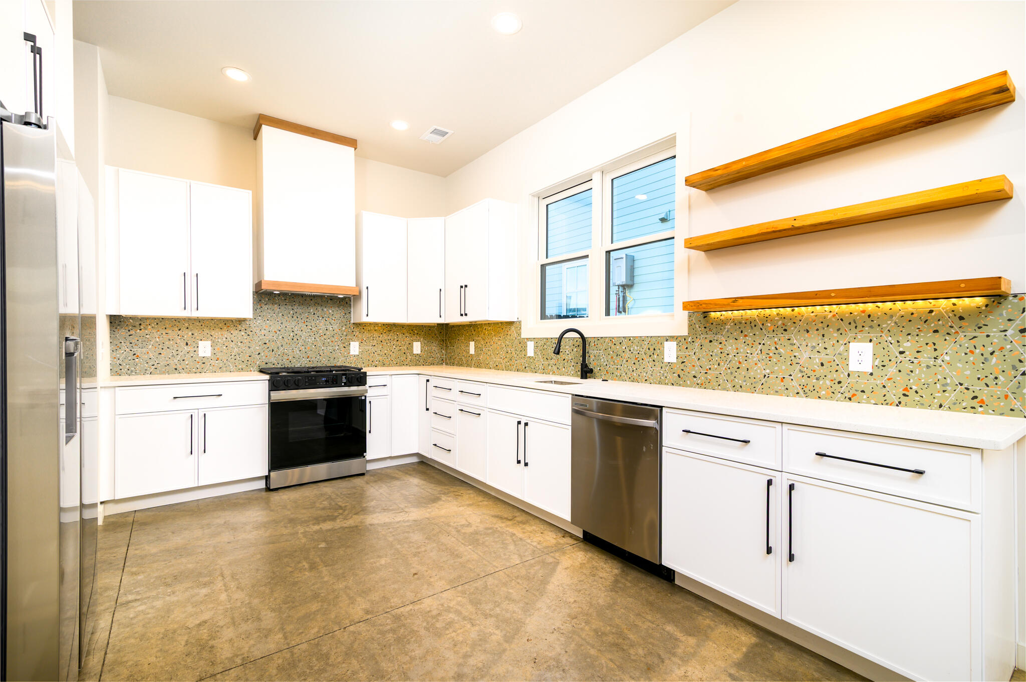 6 F Street Charleston, SC 29403 - Photo 6 of 26 6 F St - 4 - CMG