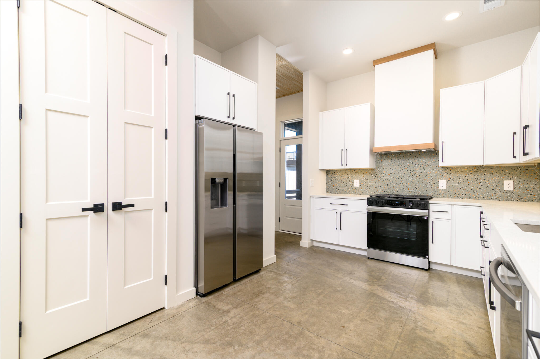 6 F Street Charleston, SC 29403 - Photo 7 of 26 6 F St - 5 - CMG