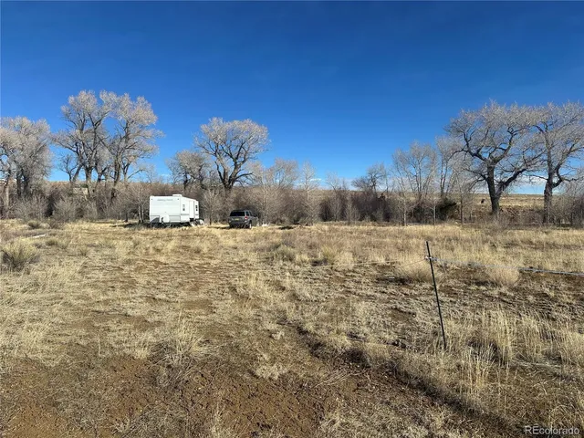 a view of fountain in middle of the yard