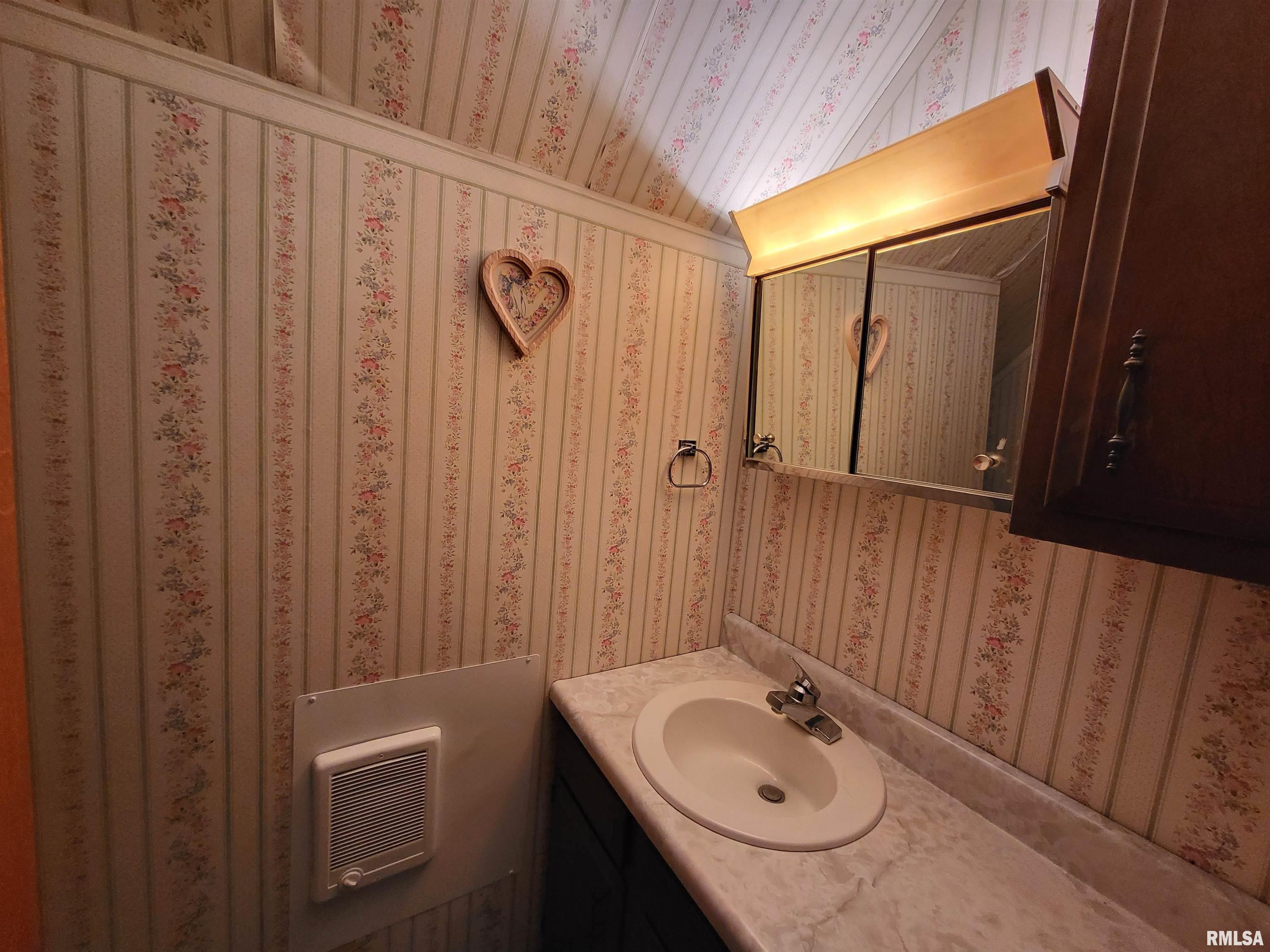 562 North Co Road 850 Sutter, IL 62373 - Photo 10 of 17