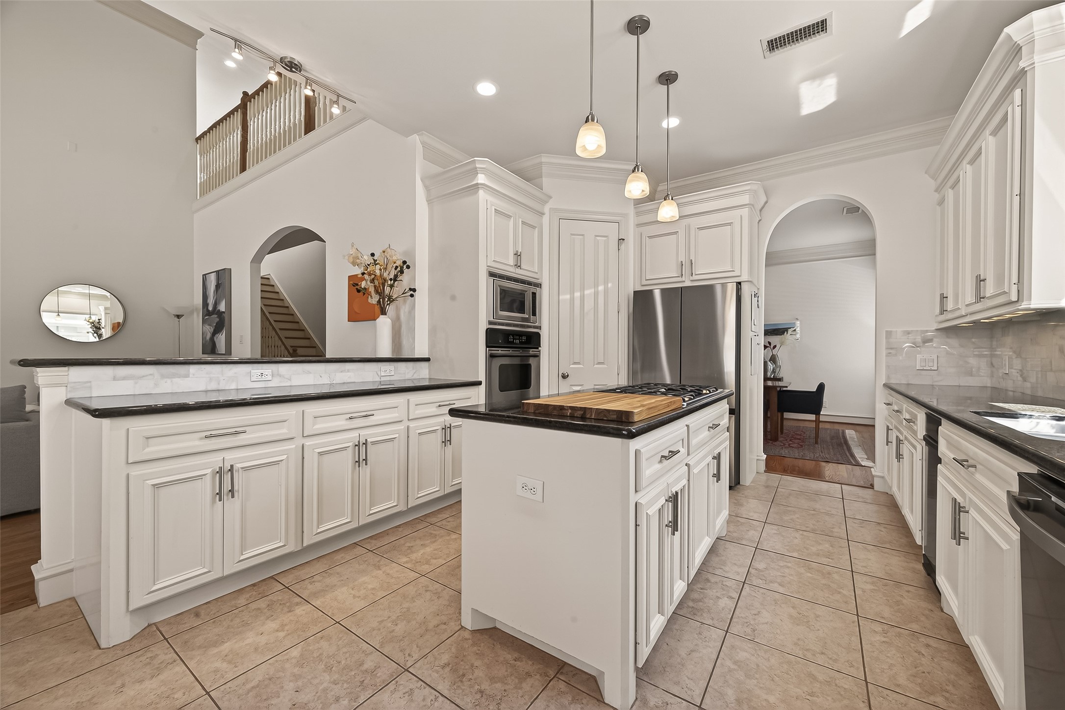 4019 Whitman Street Houston, TX 77027 - Photo 17 of 37 Nice island featuring a 5 gas burning stove top.