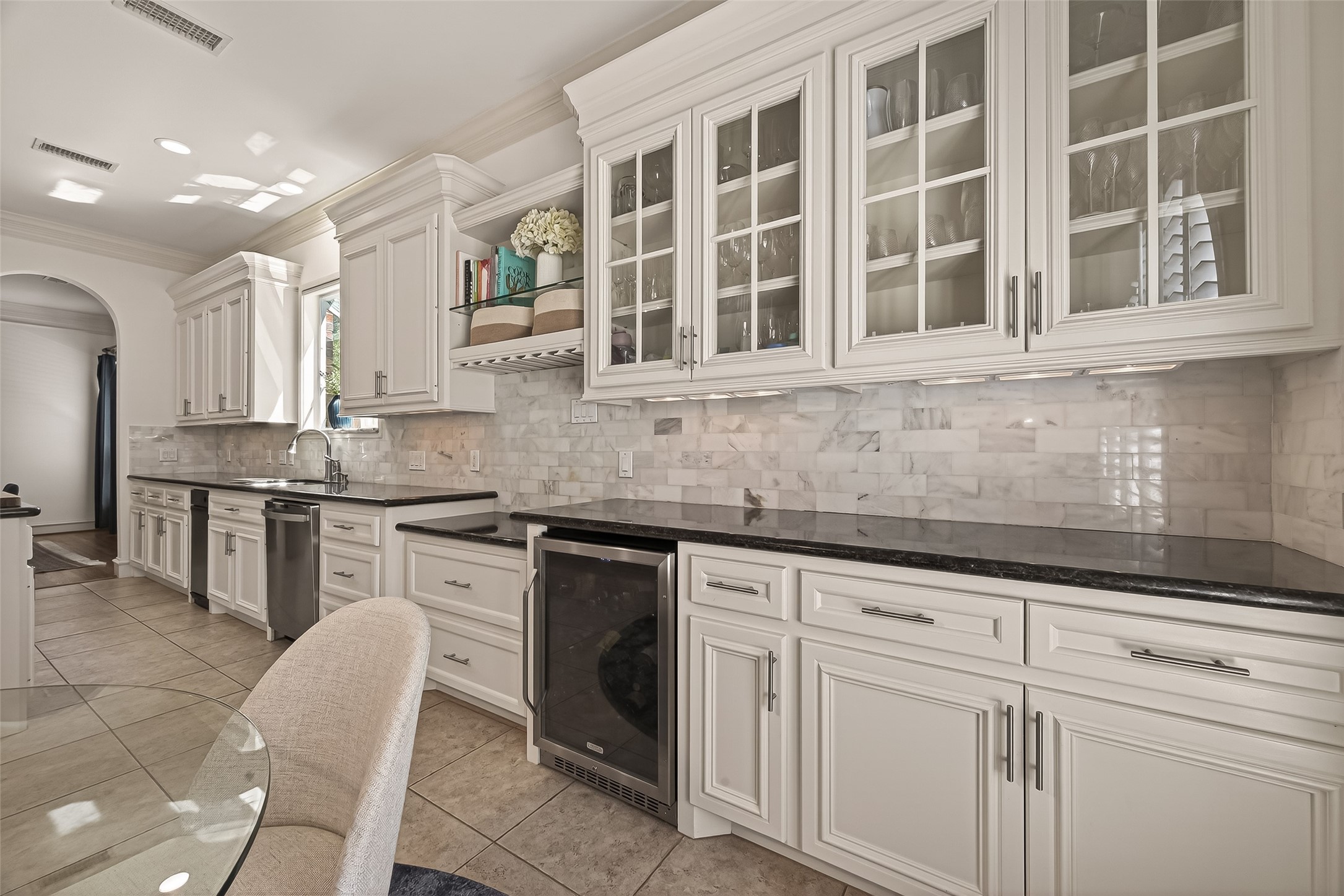 4019 Whitman Street Houston, TX 77027 - Photo 18 of 37 Yes, there is a wine cooler also.