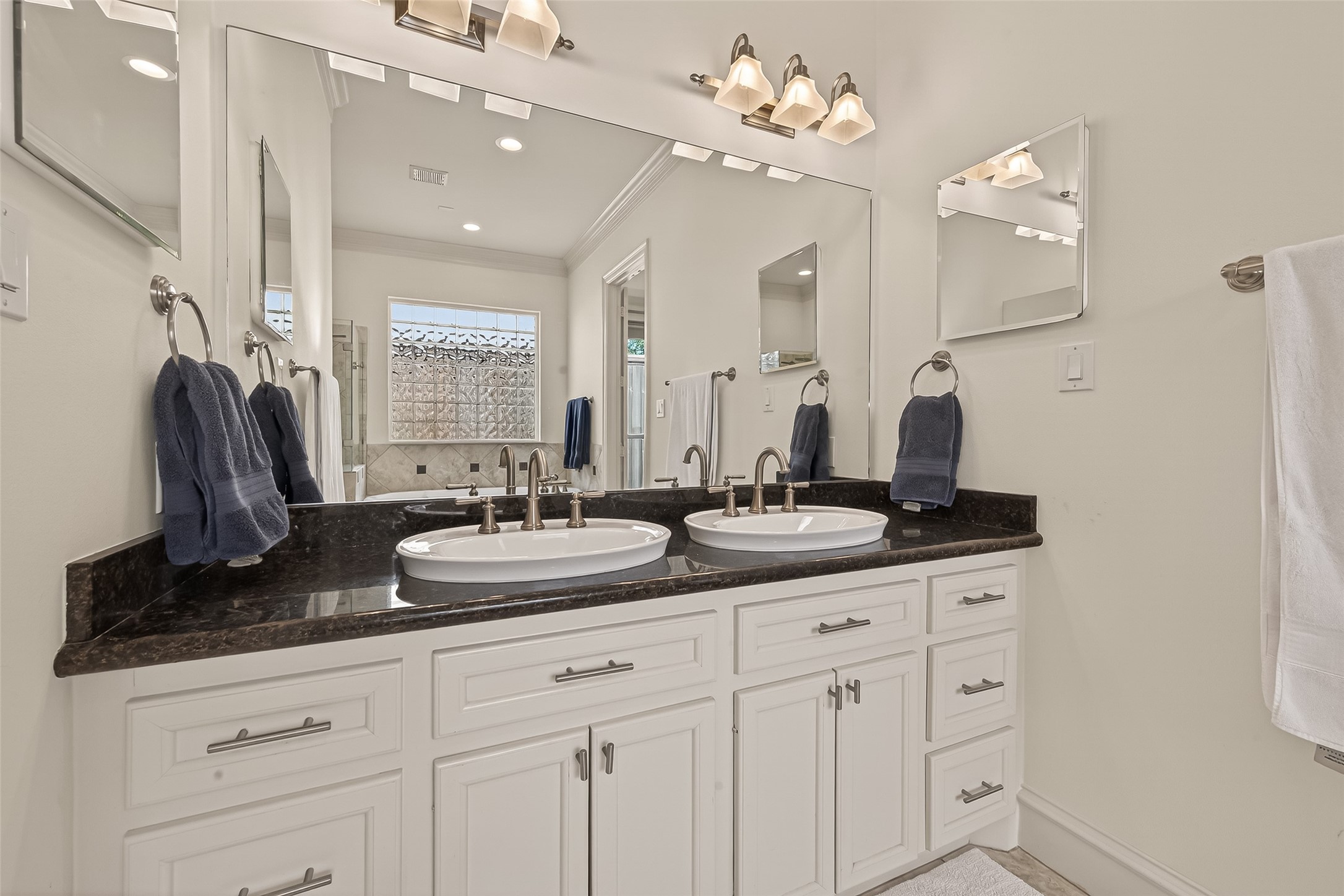 4019 Whitman Street Houston, TX 77027 - Photo 23 of 37 Double vanities in the primary suite bath.
