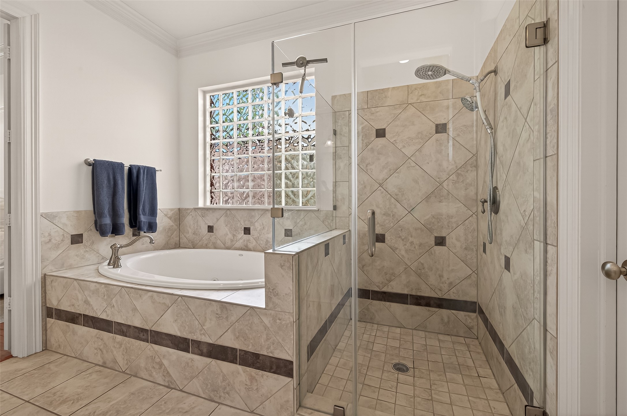 4019 Whitman Street Houston, TX 77027 - Photo 25 of 37 Separate tub and trimless shower area.
