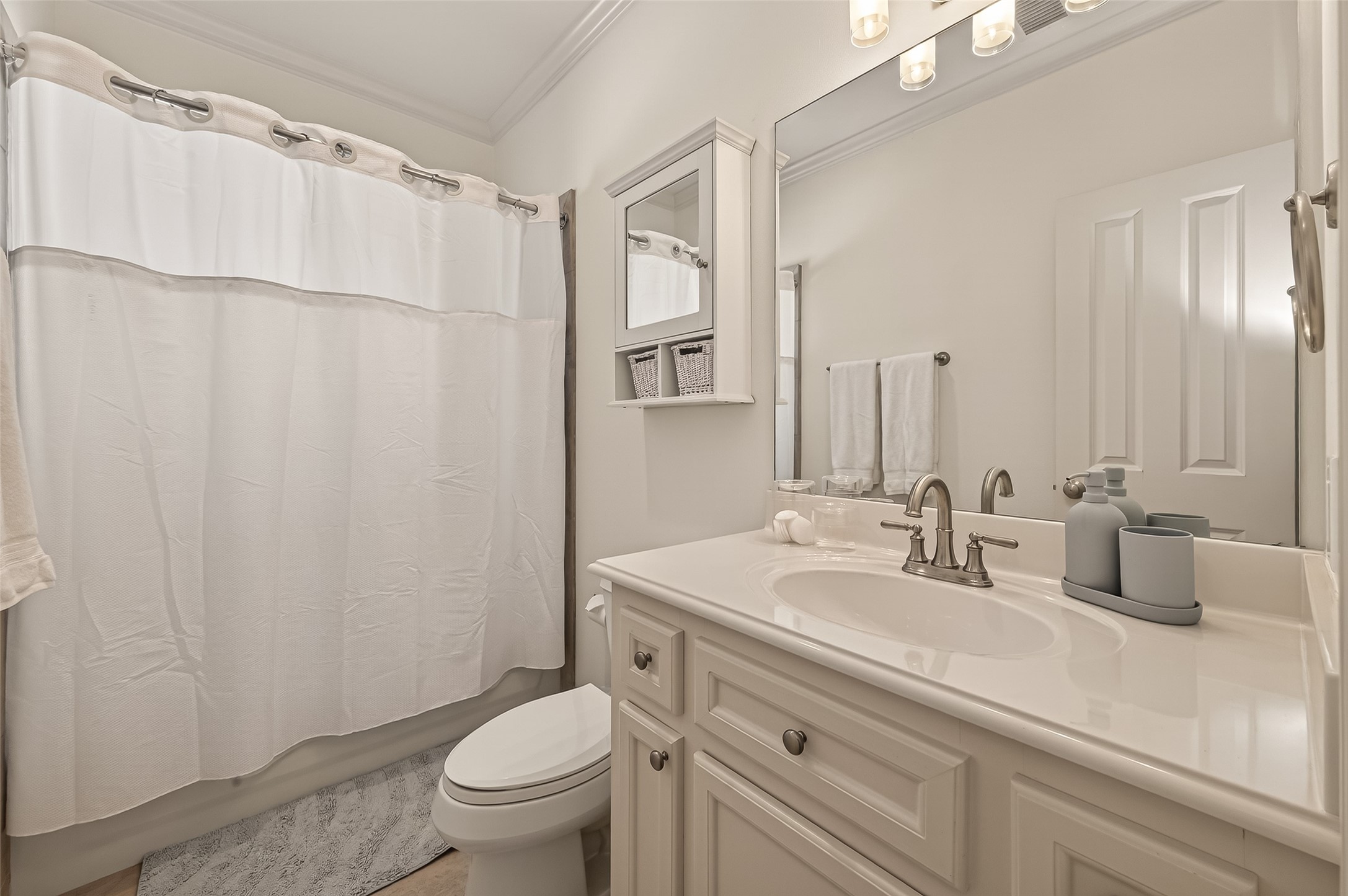 4019 Whitman Street Houston, TX 77027 - Photo 28 of 37 Upstairs hall bath.