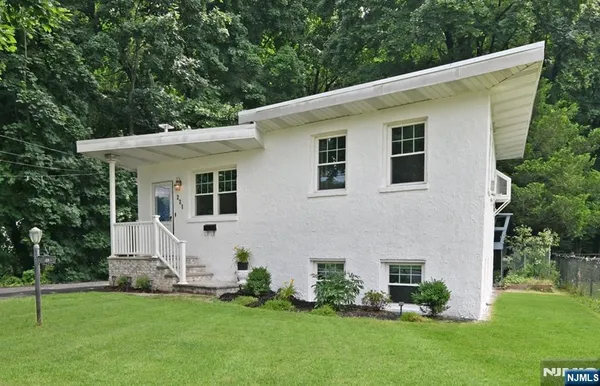 $675,000 | 221 Lakeview Drive, Ridgewood, NJ 07450