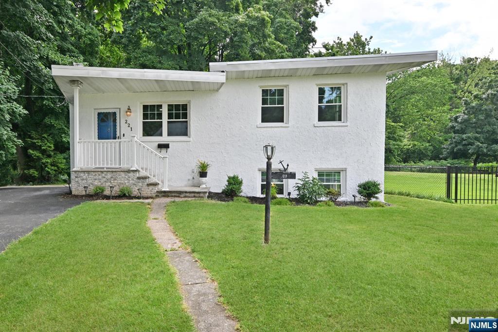 221 Lakeview Drive Ridgewood, NJ 07450 - Photo 2 of 32