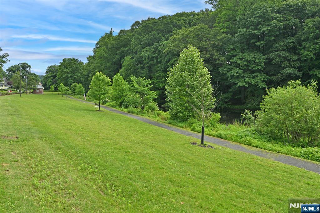 221 Lakeview Drive Ridgewood, NJ 07450 - Photo 27 of 32