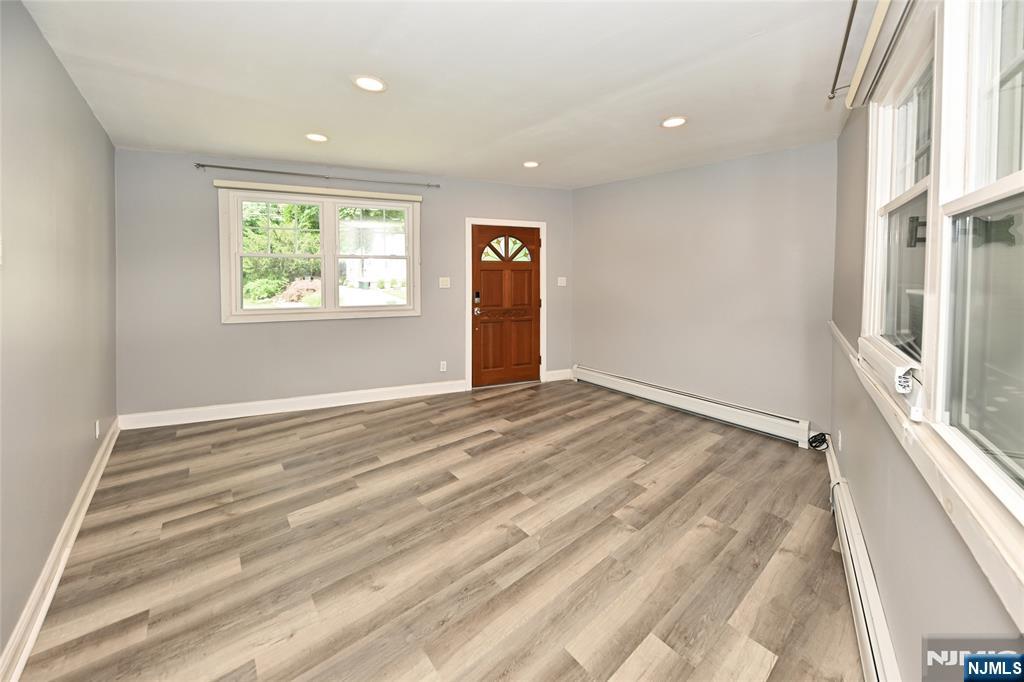 221 Lakeview Drive Ridgewood, NJ 07450 - Photo 3 of 32