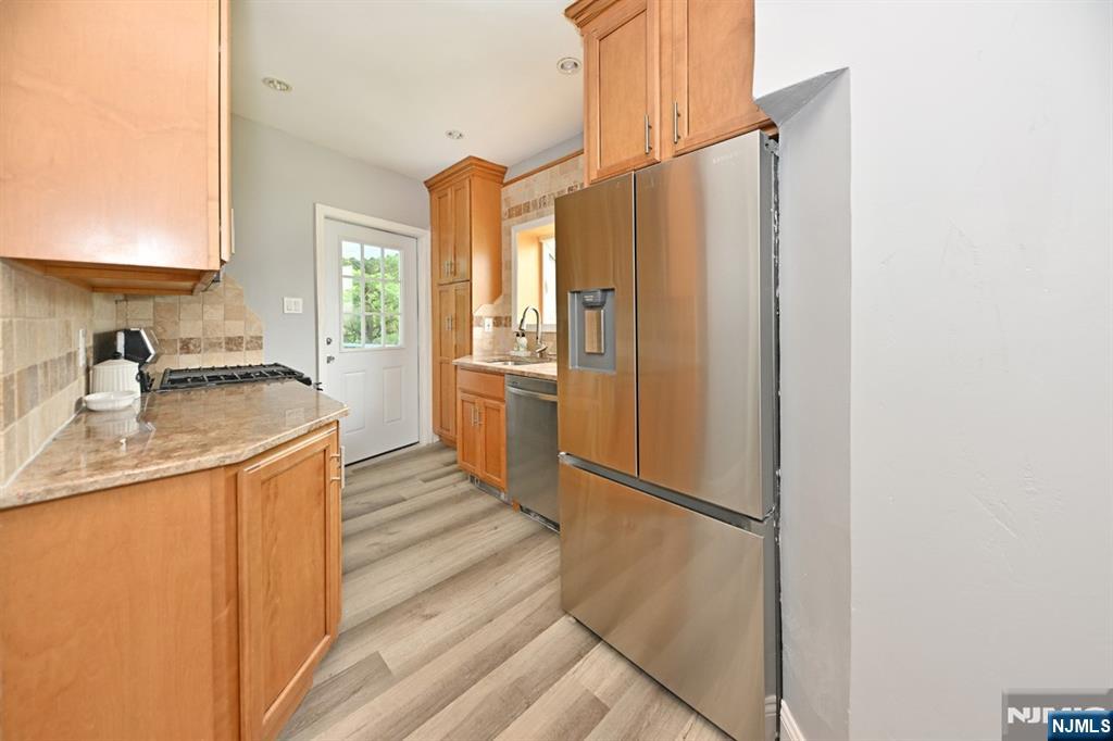 221 Lakeview Drive Ridgewood, NJ 07450 - Photo 6 of 32