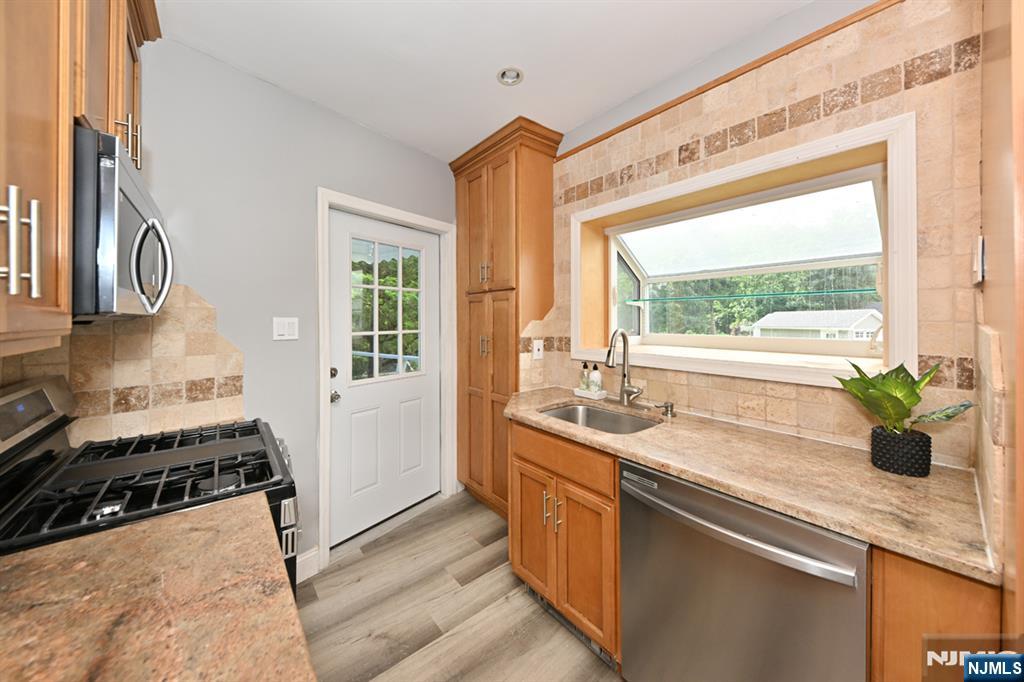 221 Lakeview Drive Ridgewood, NJ 07450 - Photo 7 of 32