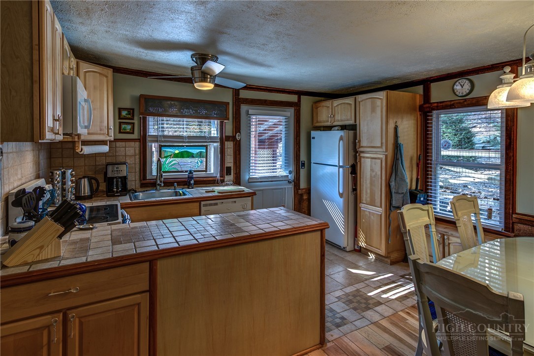 392 Old Danner Road Vilas, NC 28692 - Photo 4 of 23