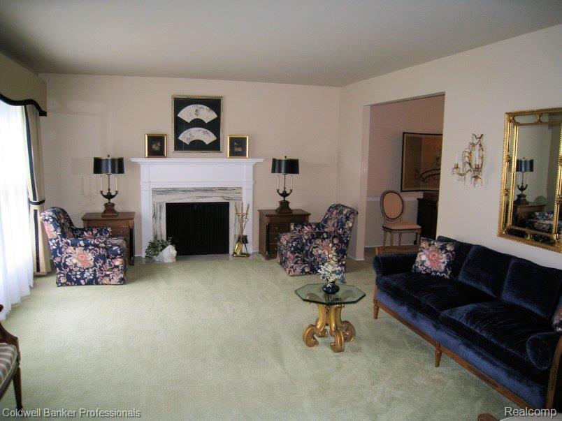 4331 Covered Bridge Road Bloomfield Hills, MI 48302 - Photo 7 of 15 LARGE LIVING ROOM