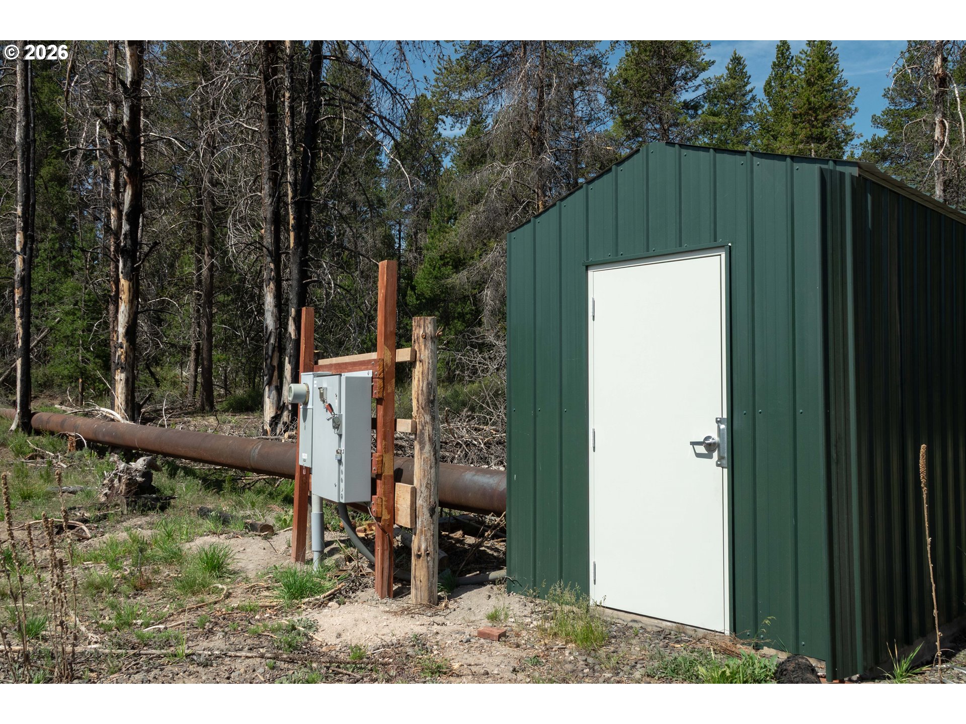 1950 Silver Lake Road Chiloquin, OR 97624 - Photo 22 of 42 a view of a backyard with wooden fence and a large tree