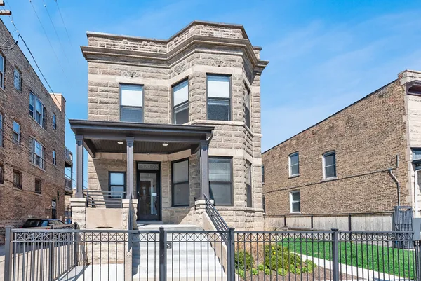 $2,850 | 1472 West Summerdale Avenue, Unit 2RE, Chicago, IL 60640