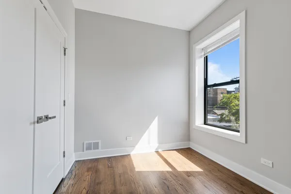 $2,850 | 1472 West Summerdale Avenue, Unit 2RE, Chicago, IL 60640