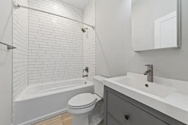 $2,850 | 1472 West Summerdale Avenue, Unit 2RE, Chicago, IL 60640