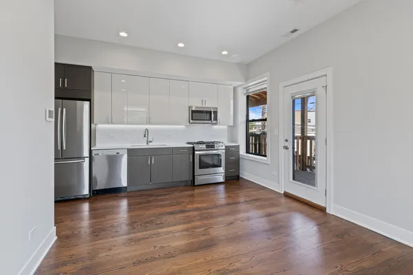 $2,850 | 1472 West Summerdale Avenue, Unit 2RE, Chicago, IL 60640