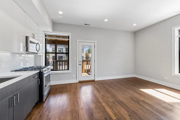 $2,850 | 1472 West Summerdale Avenue, Unit 2RE, Chicago, IL 60640