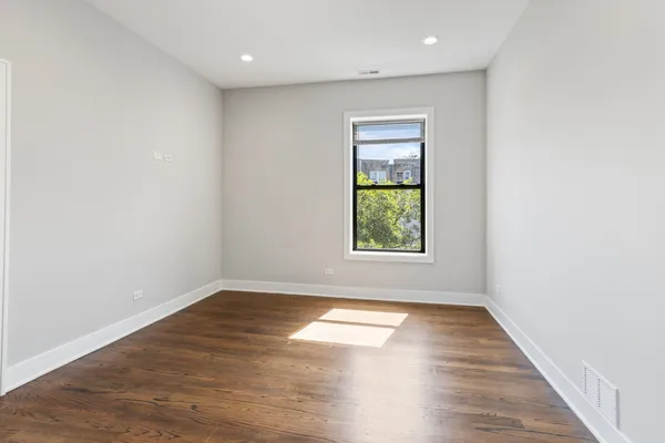 $2,850 | 1472 West Summerdale Avenue, Unit 2RE, Chicago, IL 60640