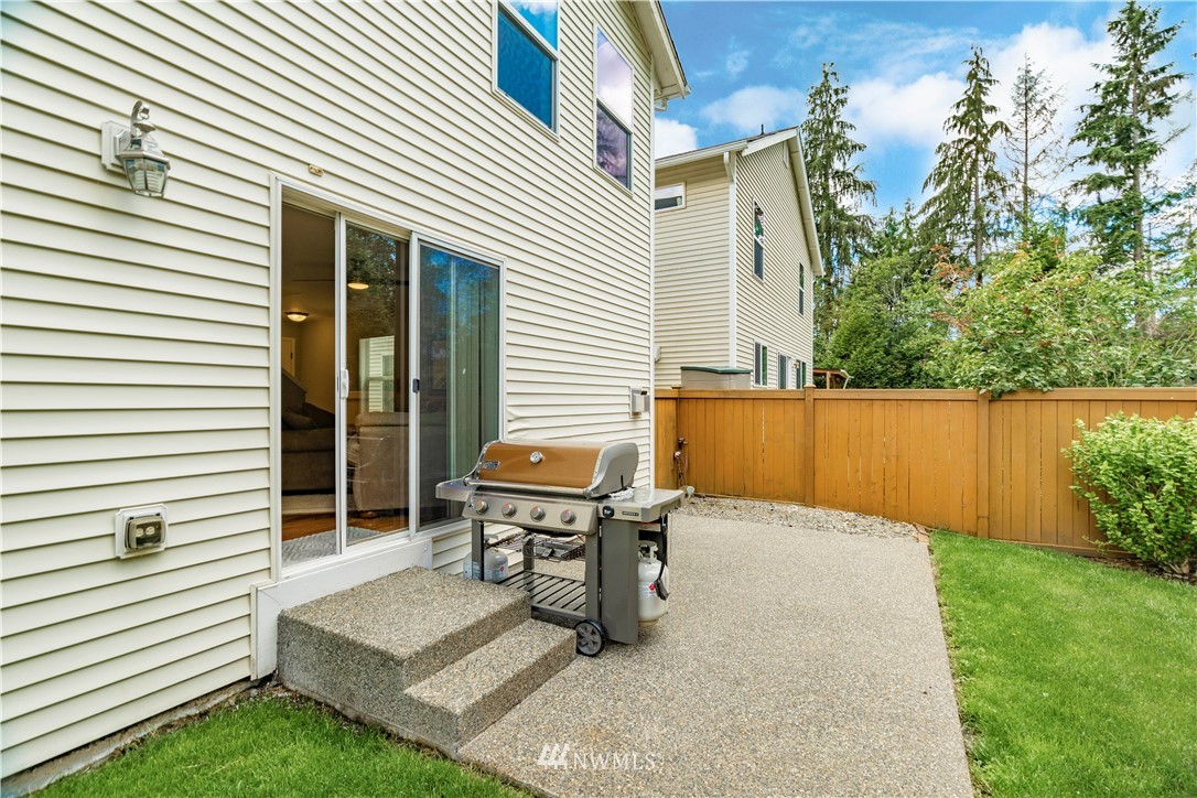 3719 154th Place Southeast Bothell, WA 98012 - Photo 33 of 37 a backyard of a house with table and chairs