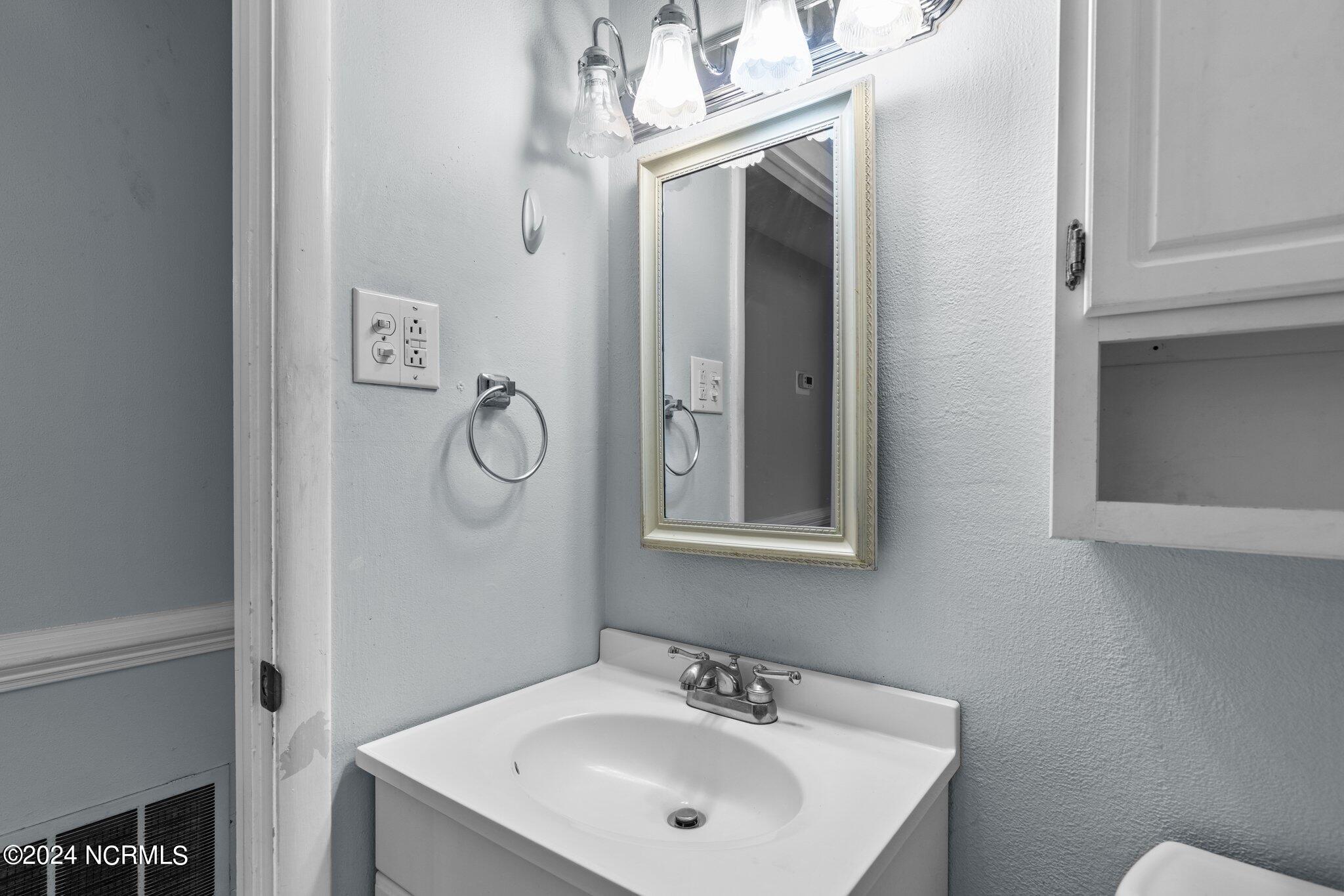 3713 Country Club Road Morehead City, NC 28557 - Photo 14 of 35 1/2 Bathroom