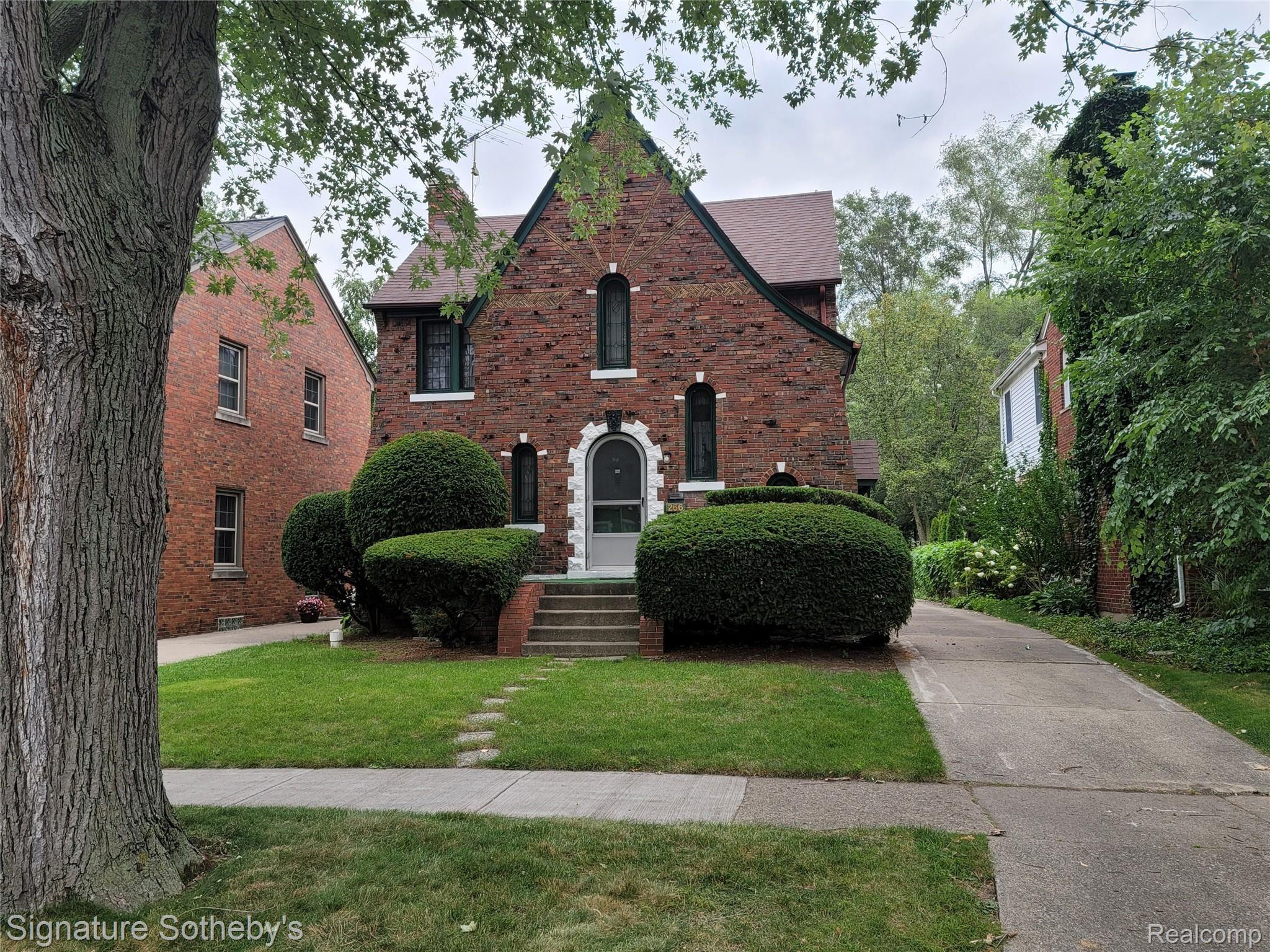 266 Moran Road Grosse Pointe, MI 48236 - Photo 2 of 20 20200825_092500.jpg