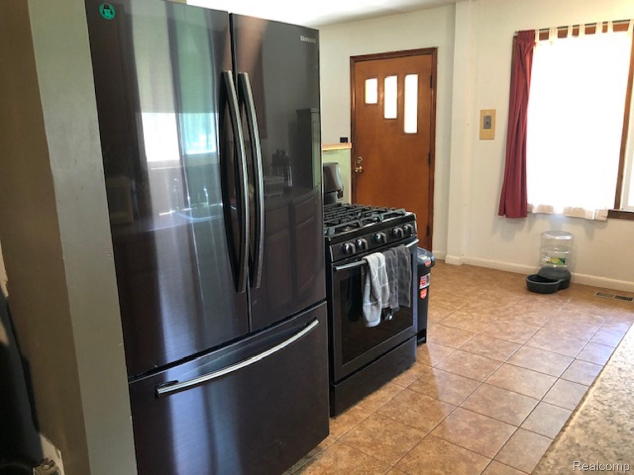 Additional kitchen view