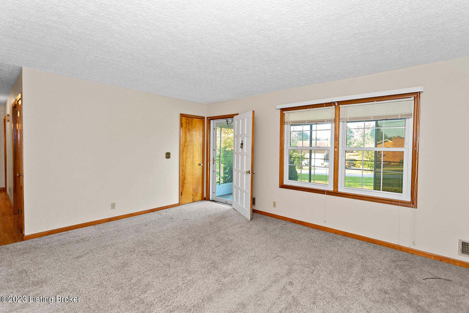 116 Pats Lane Mount Washington, KY 40047 - Photo 12 of 37 Living room