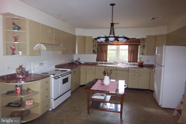 18817 Crofton Road Hagerstown, MD 21742 - Photo 4 of 30 Kitchen