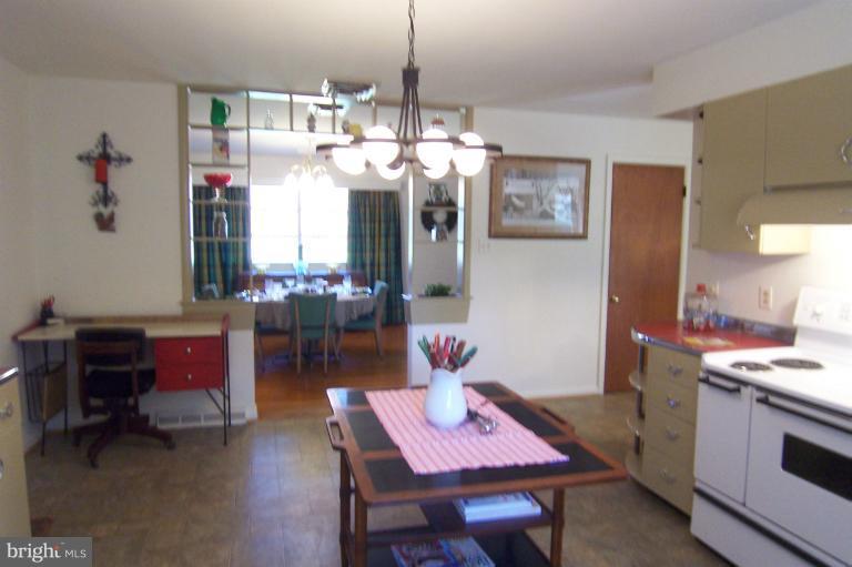 18817 Crofton Road Hagerstown, MD 21742 - Photo 5 of 30 Kitchen