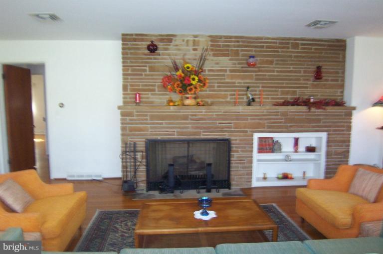 18817 Crofton Road Hagerstown, MD 21742 - Photo 8 of 30 Living Room
