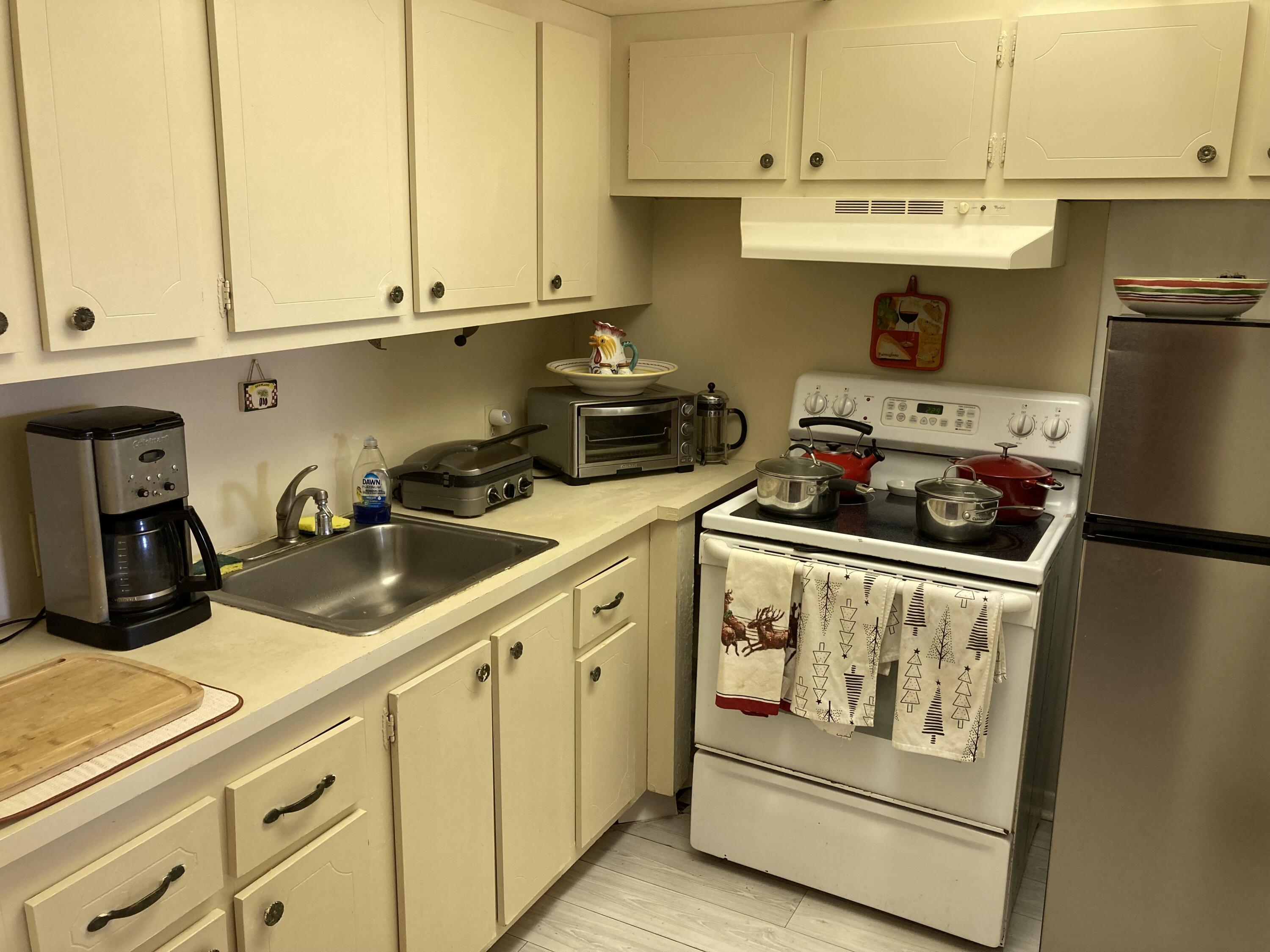 156 Suffolk F, Unit 156 Boca Raton, FL 33434 - Photo 5 of 29 IMG_2765