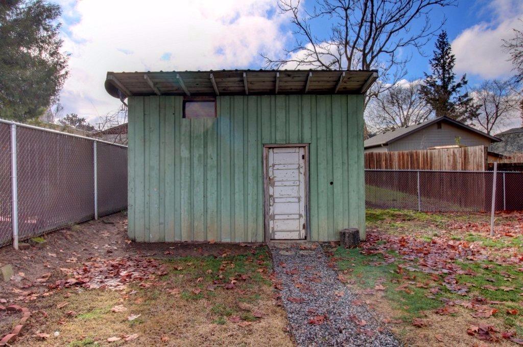 1350 Spring Street Medford, OR 97504 - Photo 24 of 28 storage shed