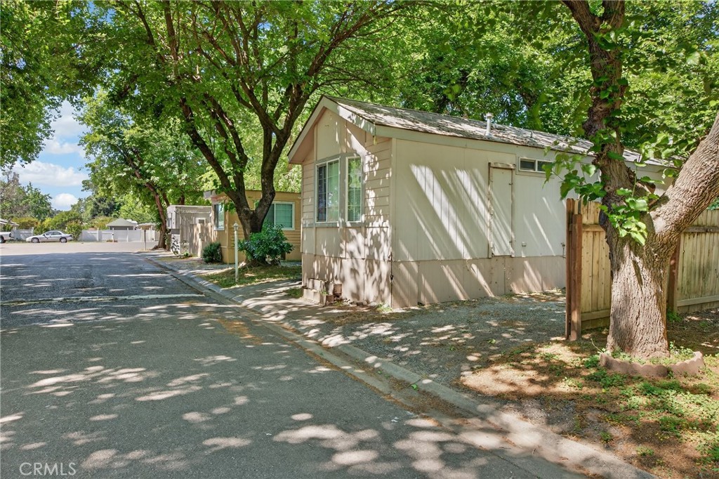 130 Gilmore Road Red Bluff, CA 96080 - Photo 8 of 22 a backyard of a house with table and chairs