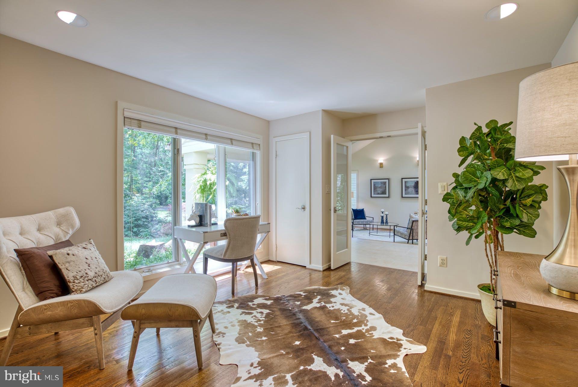 11406 Fieldstone Lane Reston, VA 20191 - Photo 24 of 58 a living room with furniture and a potted plant