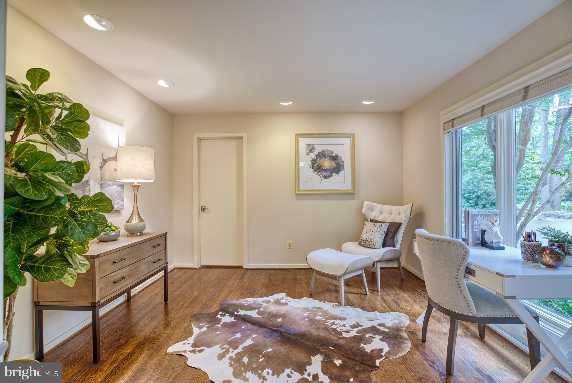 11406 Fieldstone Lane Reston, VA 20191 - Photo 25 of 58 a living room with furniture and a potted plant