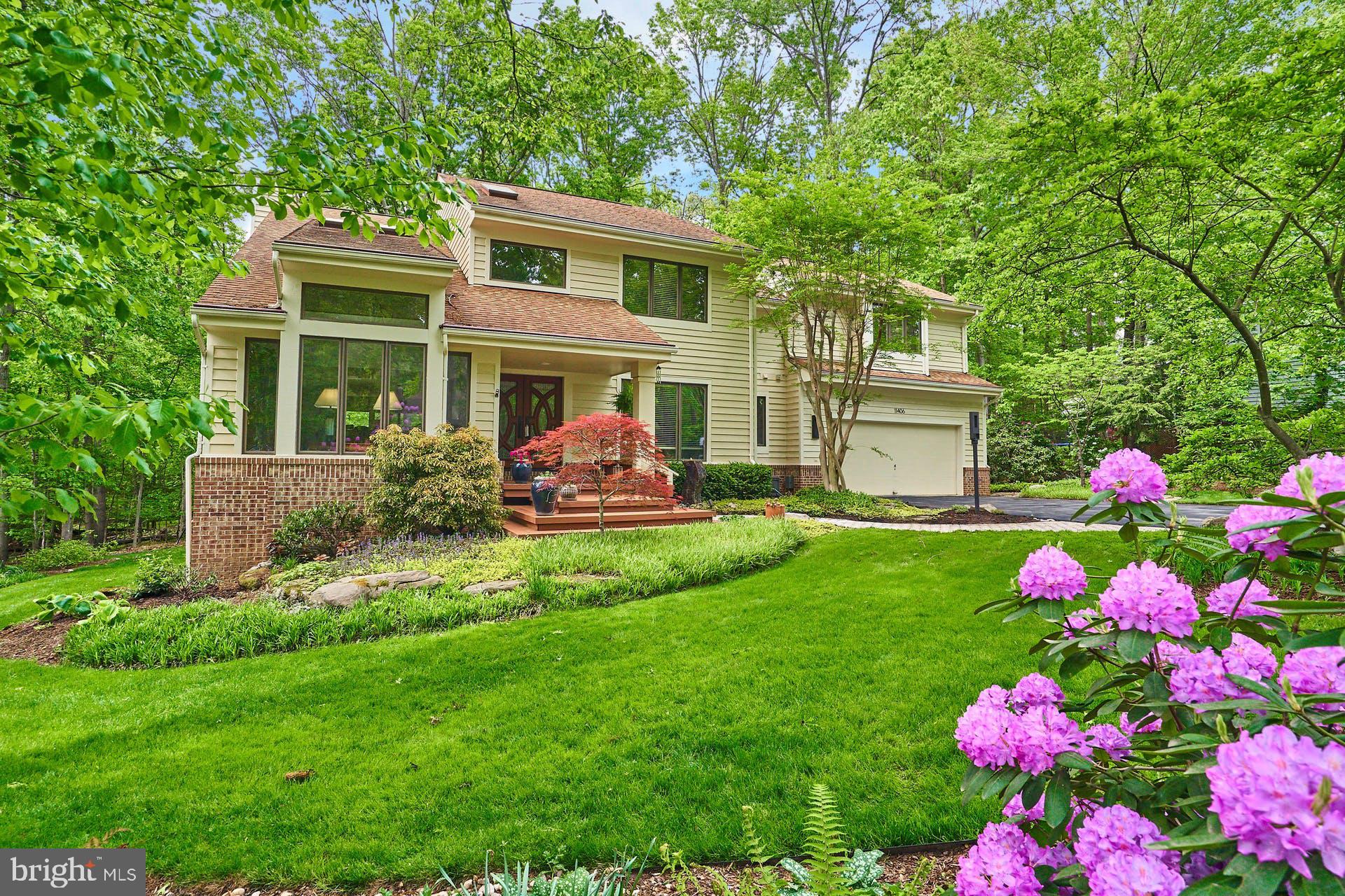 11406 Fieldstone Lane Reston, VA 20191 - Photo 4 of 58 A well manicured lawn awaits you