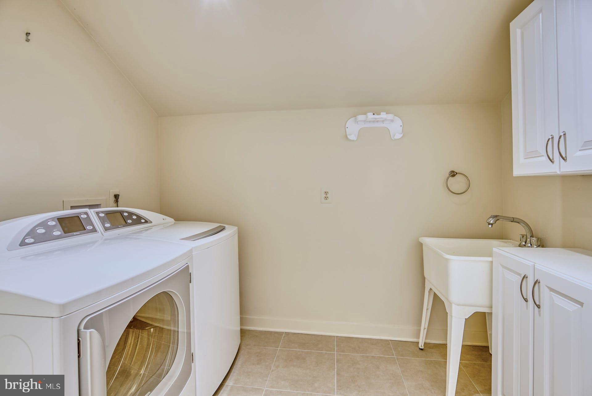11406 Fieldstone Lane Reston, VA 20191 - Photo 40 of 58 a utility room with dryer and washer