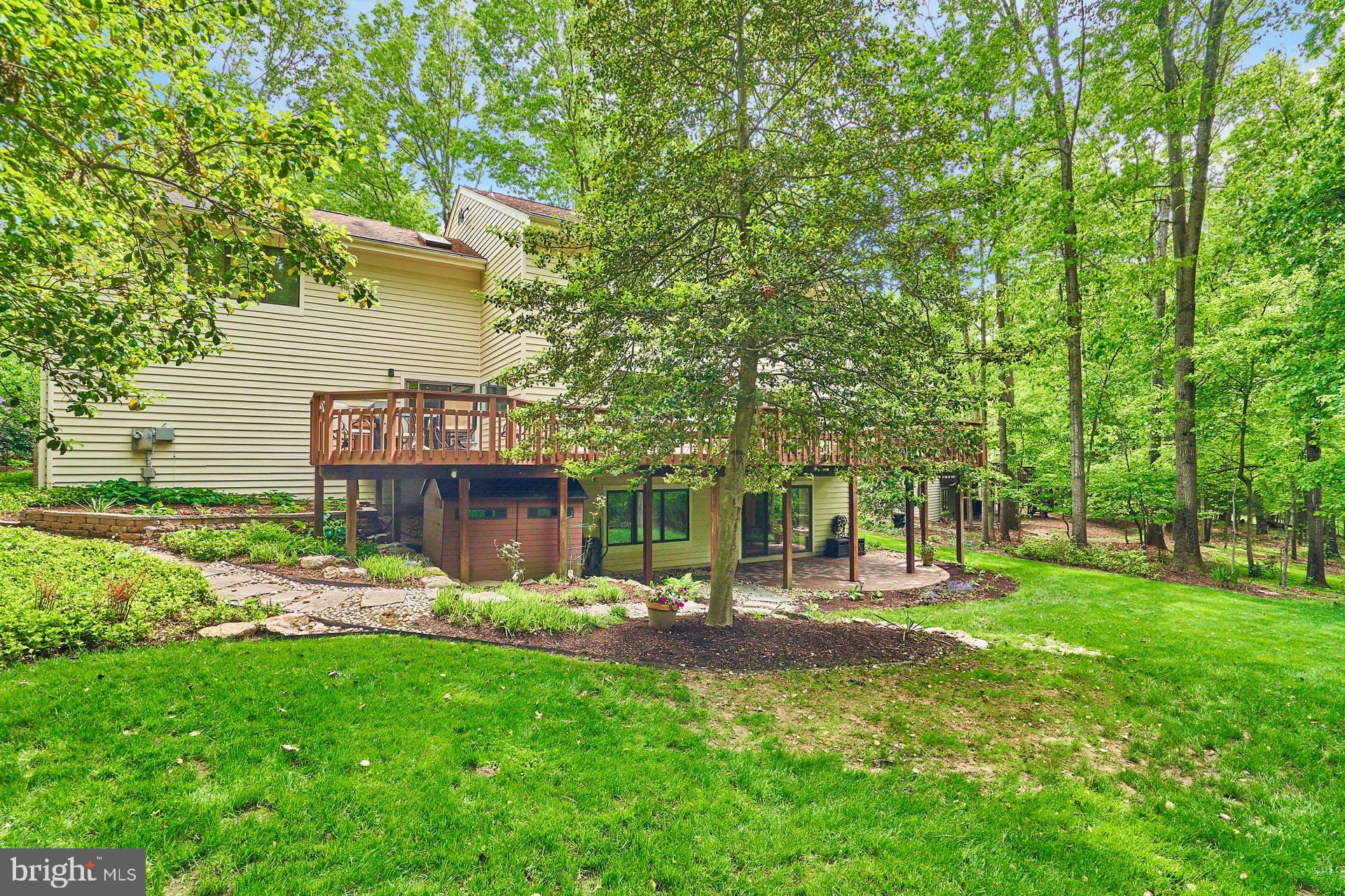 11406 Fieldstone Lane Reston, VA 20191 - Photo 53 of 58 a backyard of a house with table and chairs