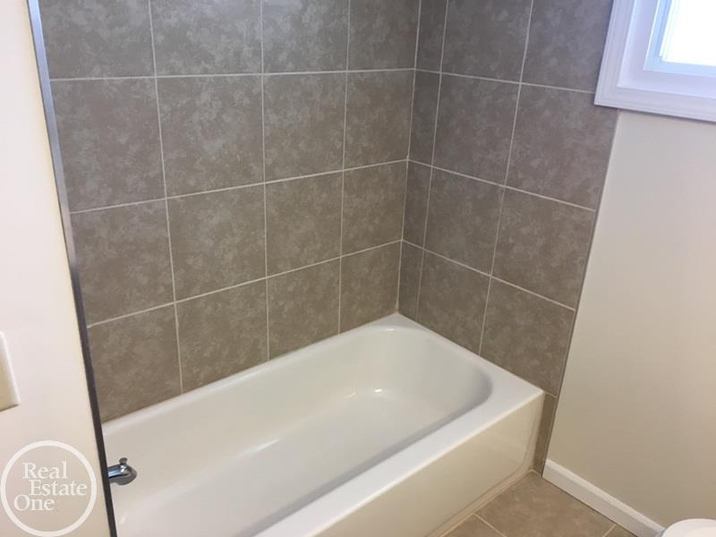 3208 Riverside Drive Port Huron, MI 48060 - Photo 21 of 36 31338210-20.JPG
