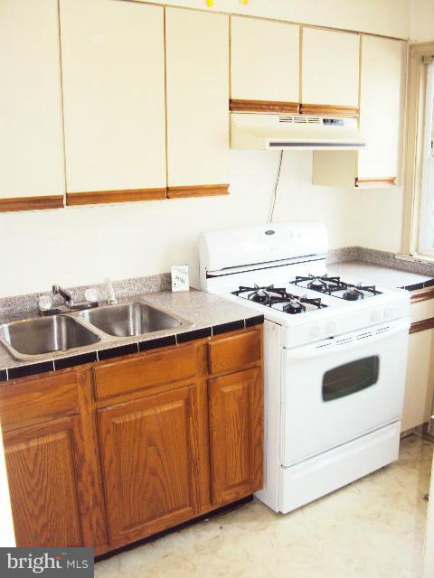 4432 Cedar Garden Road Baltimore, MD 21229 - Photo 5 of 15 Kitchen